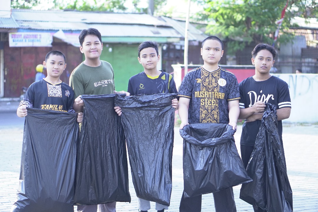 Jelang Perayaan HUT RI ke 79, Santri Pondok Ngruki Lakukan Bersih Desa