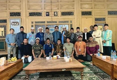 KH. Muzzayin Marzuki, Hadir Dalam Silaturahmi Kyai dan Asatidz Solo Raya Sambut Kedatangan Dr. Zakir Naik di Stadion Manahan