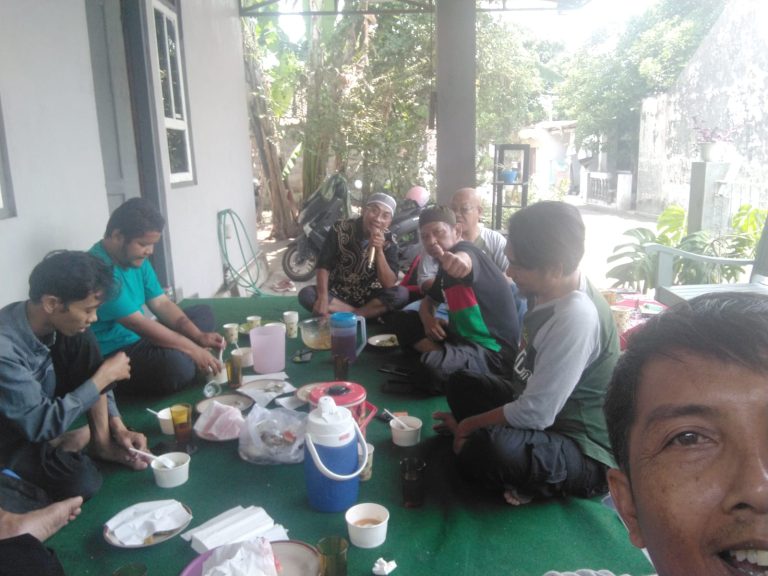 Silaturahmi Alumni KMI Al-Mukmin Angkatan 1992 Solo Raya di Rumah Arif Budiono