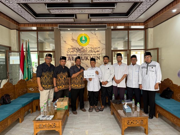 PonPes Islam Al Mukmin Serahkan Donasi Kemanusiaan untuk Korban Bencana Sumatera ke IKAPPIM Pusat