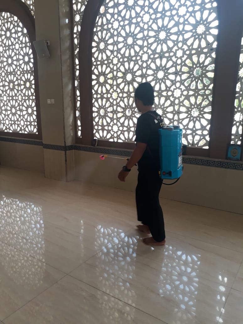 Penyemprotan Disinfectant Mengurangi Penyebaran Virus di Areal Pondok