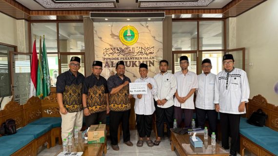 PonPes Islam Al Mukmin Serahkan Donasi Kemanusiaan untuk Korban Bencana Sumatera ke IKAPPIM Pusat