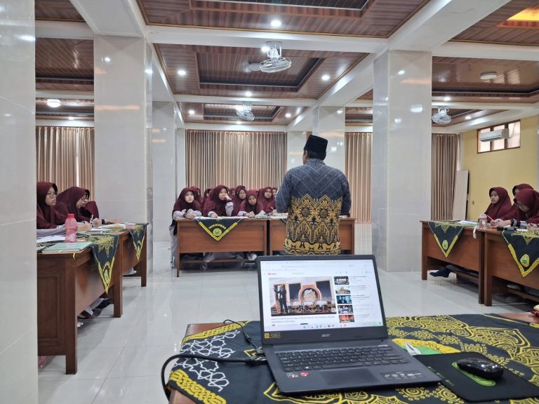 Pengurus Pusat IKAPPIM Berikan Pembekalan Santriwati Menjelang Wisuda di Ponpes Al Mukmin Ngruki
