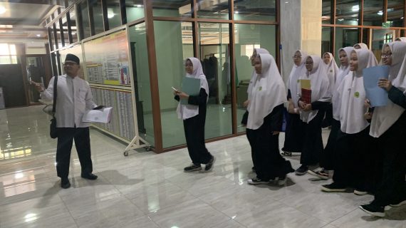 Kelas 6 Keagamaan Laksanakan Outing Class Observasi Administrasi Kantor di Gedung Darul Anshor