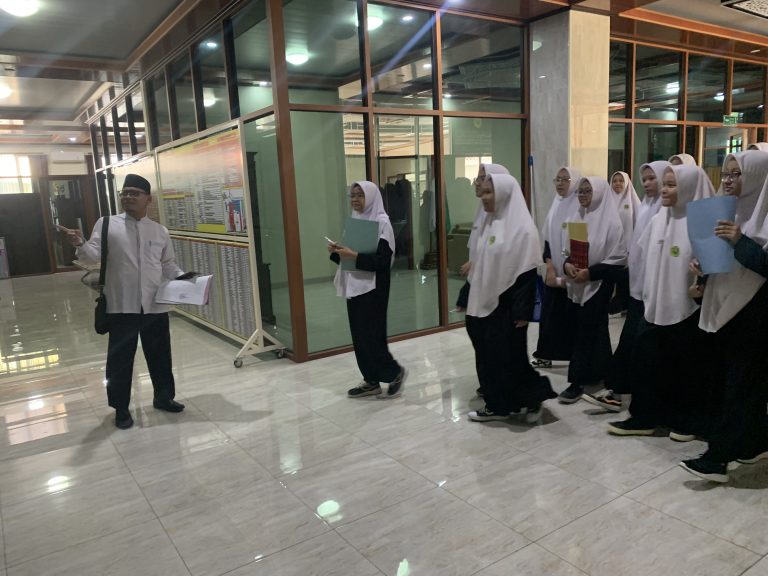 Kelas 6 Keagamaan Laksanakan Outing Class Observasi Administrasi Kantor di Gedung Darul Anshor